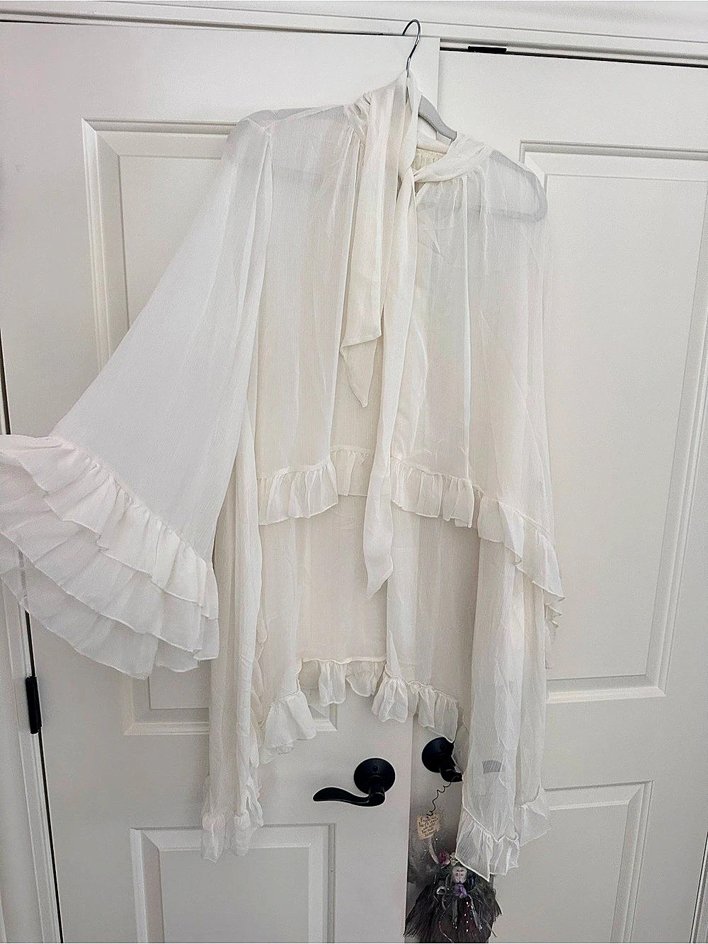 White Ruffle Blouse Like New - Picture 4 of 7